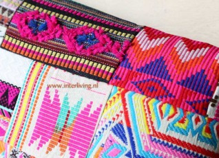 fel-gekleurd-geborduurd-kussen-copacobana-aztec-tribal-azteken-peruaans-patroon-handgemaakt