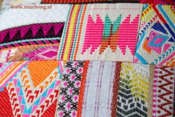 groot-fel-gekleurd-geborduurd-kussen-copacobana-aztec-tribal-azteken-peruaans-patroon-handgemaakt