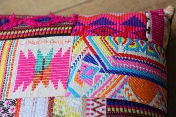 kussen-fel-gekleurd-geborduurd-Peruaans-sierkussen-copacobana-aztec-tribal-azteken-patroon-handgemaakt
