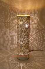witte-egyptische-staande-lamp-met-gaatjes-patronen-goud-messing-metaal