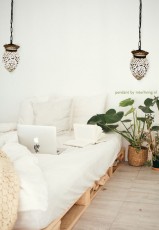 Scandinavisch-basic-boho-styling-witte-slaapkamer-verlichting-interliving-witte-hanglamp-glas-beton-mozaiek