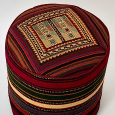kelim-poef-handgemaakt-van-tapijt-geweven-geometrische-patronen