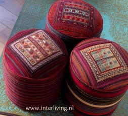 voetenbank-kelim-poef-handgemaakt-tapijt-geweven-traditionele-geometrische-patronen-strepen