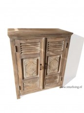 Ibizameubel-houten-dressoir-lage-kast-oude-deur-louvre-shutters-houtsnijwerk-verweerd-wit-grijs-naturel