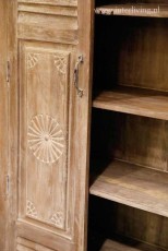Ibizameubels-kast-houten-oude-stijl-deur-shutters-houtsnijwerk-verweerd-wit-grijs-naturel