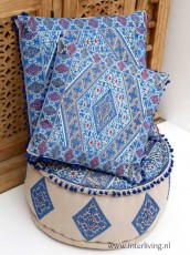 glanzend-blauw-goud-Marokkaanse-kussene-pom-pom-rand
