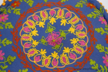 ronde-Ibiza-poef-blauw-gypsy-look-tribal-borduuwerk-bloemen-suzani-India