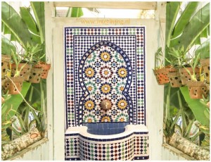 marokkaanse-fontein-gekleurde-mozaiek-tegels-zellige-patronen-bohemian-tuin-styling-wandfontein