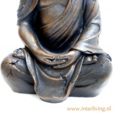 zittende-boeddha-monnik-beeld-hout-look-polystone-vintage-stijl