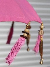 roze-parasol-niet-zwevend-Bali-Boho-Ibiza-stijl-sfeer-buiten-styling
