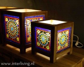 tafellampje-kubus-open-bovenkant-frame-hout-kleurrijk-glas-mozaiek-India-stijl
