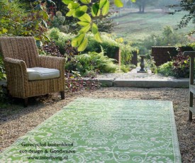 groen-wit-buitenkleed-plastic-eco-tapijt-styling-tuinkleed-outdoor