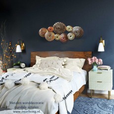 slaapkamer-inspiratie-muur-zwart-blauw-grijs-decoratie-metaal-goud-mandala-hotel-stijl