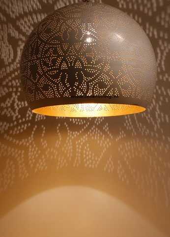 witte bolvormige filigrain lamp