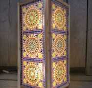 Oosterse kleurrijke sfeerverlichting: Mooie staande vloerlamp met Indiaas glasmozaiek voor een 1000&1 nacht gevoel. 