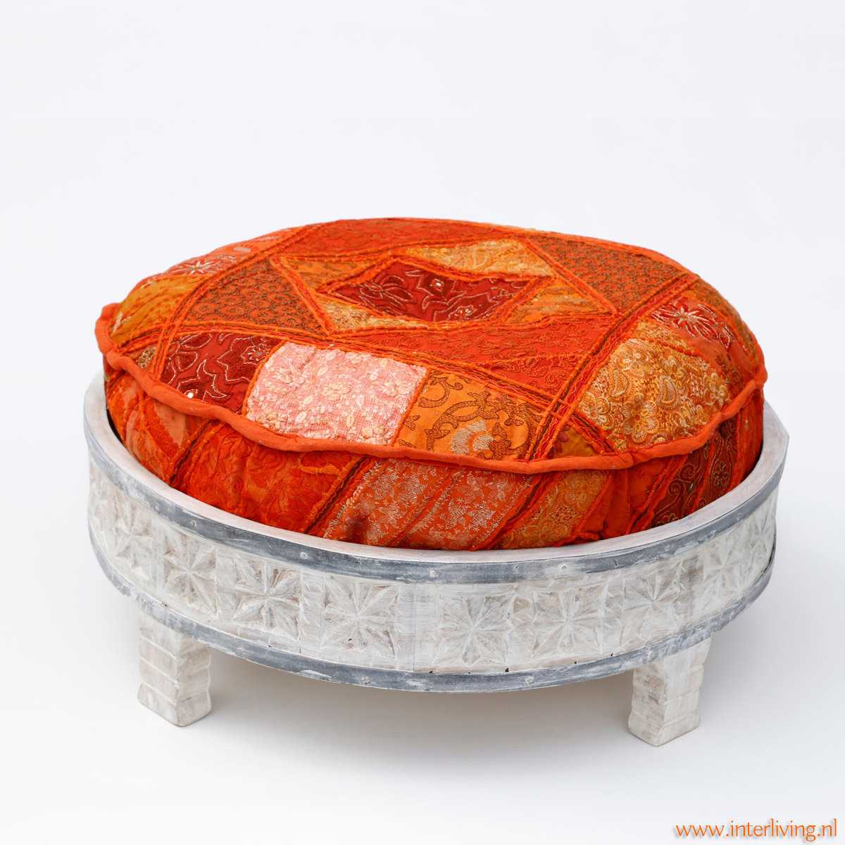 Ibiza stijl vintage tafeltje in de kleur white washed - mangohout  rond bijzettafeltje uit India handgemaakt met  houtsnijwerk en bijpassend rond kussen, leverbaar in patchwork stijl in verschillende kleuren 