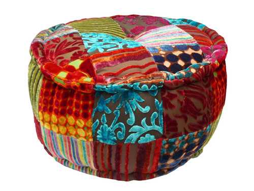 oosterse stijl slaapkamer ideeen - sfeervol, handgemaakt uit India met andere kussens, bedsprei en poef in kleurrijk patchwork stijl in verschillende grote maten