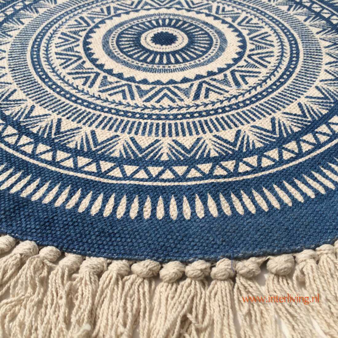 rond tafelkleed met vrolijk oosters tribal dessin in blauw wit - roundies met witte kwastjes