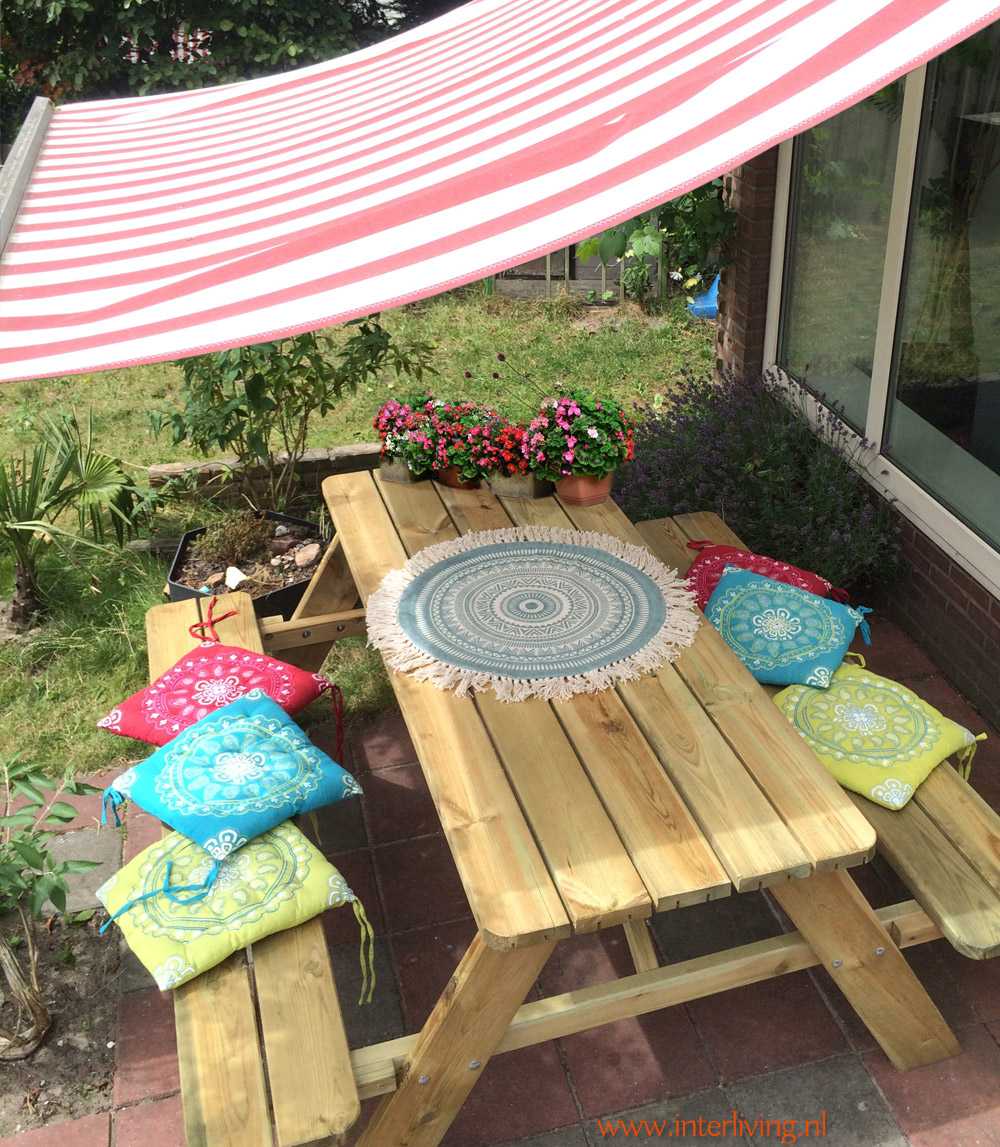 rond tafelkleed met vrolijk oosters tribal dessin in aqua wit - roundies met witte kwastjes