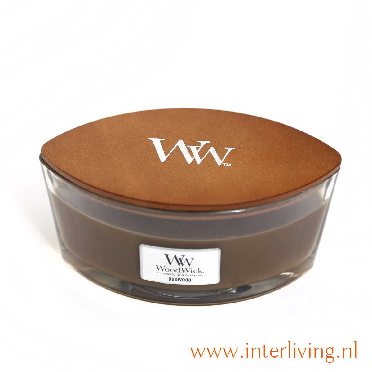 Oudwood van Woodwick is een volle aromatische geur met als basis verleidelijke amber gemengd met licht romige vanille met een ondertoon van wat wierook.