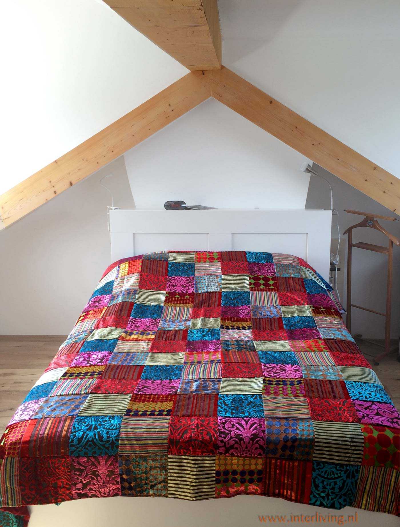 ironie Tub Adviseur Bedsprei van zacht fluweel in oosters bont kleurrijk patchwork gevoerd