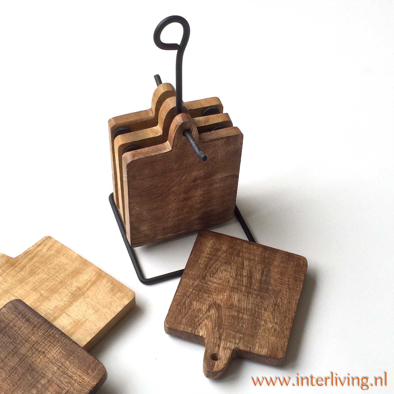 Mangohouten set onderzetters - stoer hout - hangend in frame Interliving shop