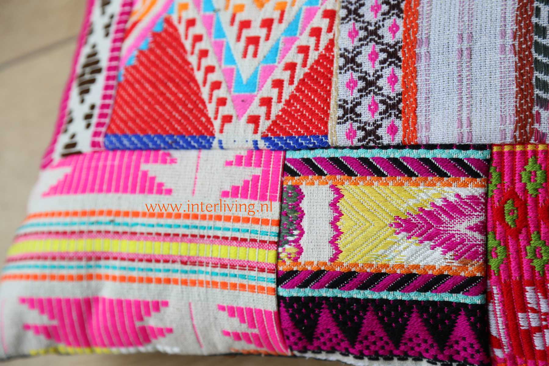 Kussen met Navajo patchwork en Peruaans tribal borduurwerk - geweven kleedjes stof