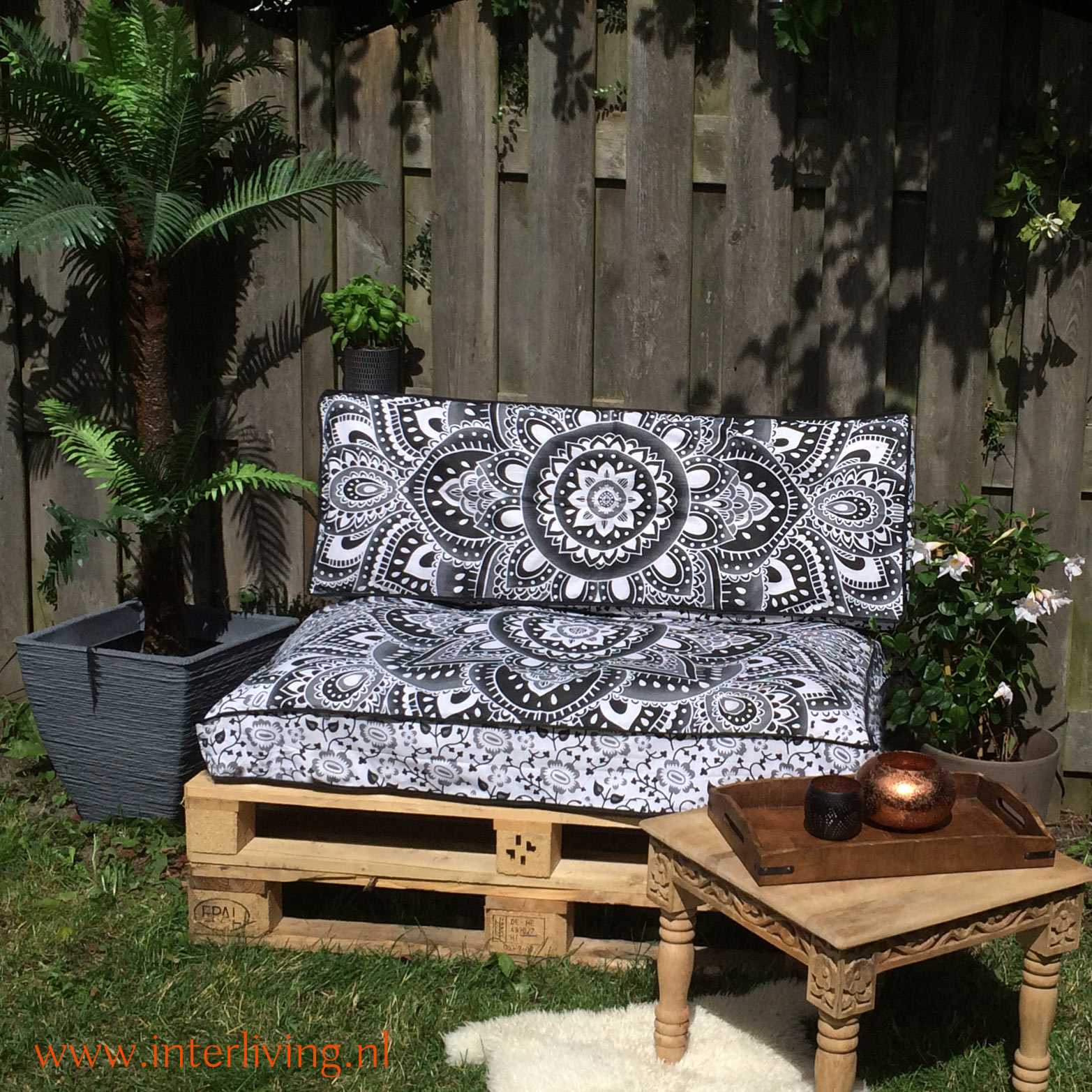 Oosterse basic boho palletkussen met losse kussenovertrek - mooie sjieke zwart wit grijs tinten bij je DIY palletbank van pallet hout in de tuin om te maken