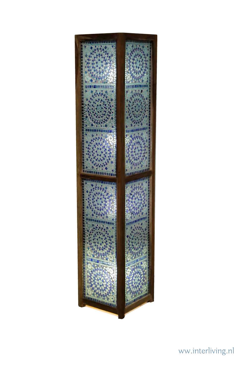 Blauwe vloerlamp – hout met glasmozaiek panelen