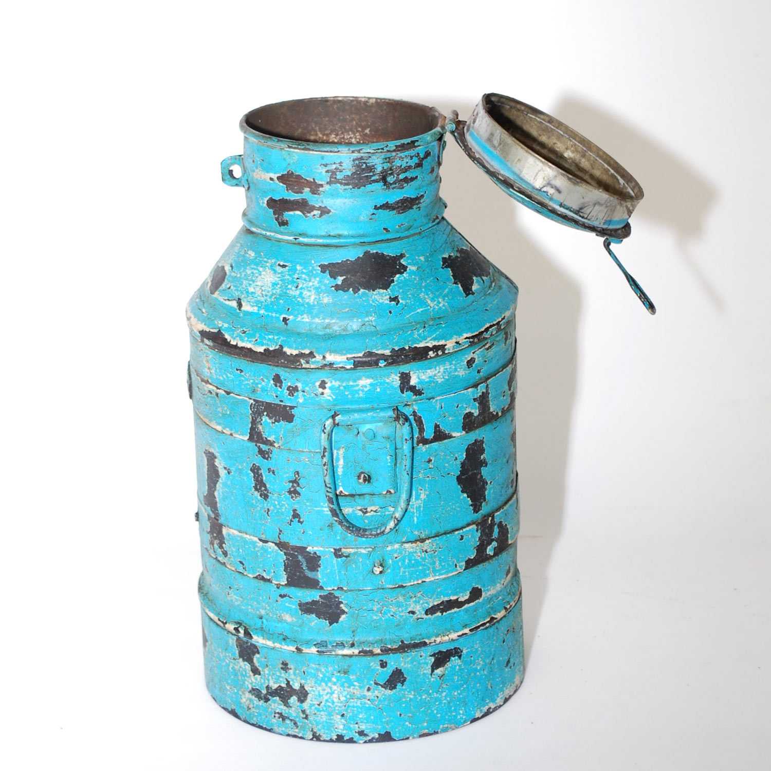 oude blauwe aqua kleur melkbus met roest