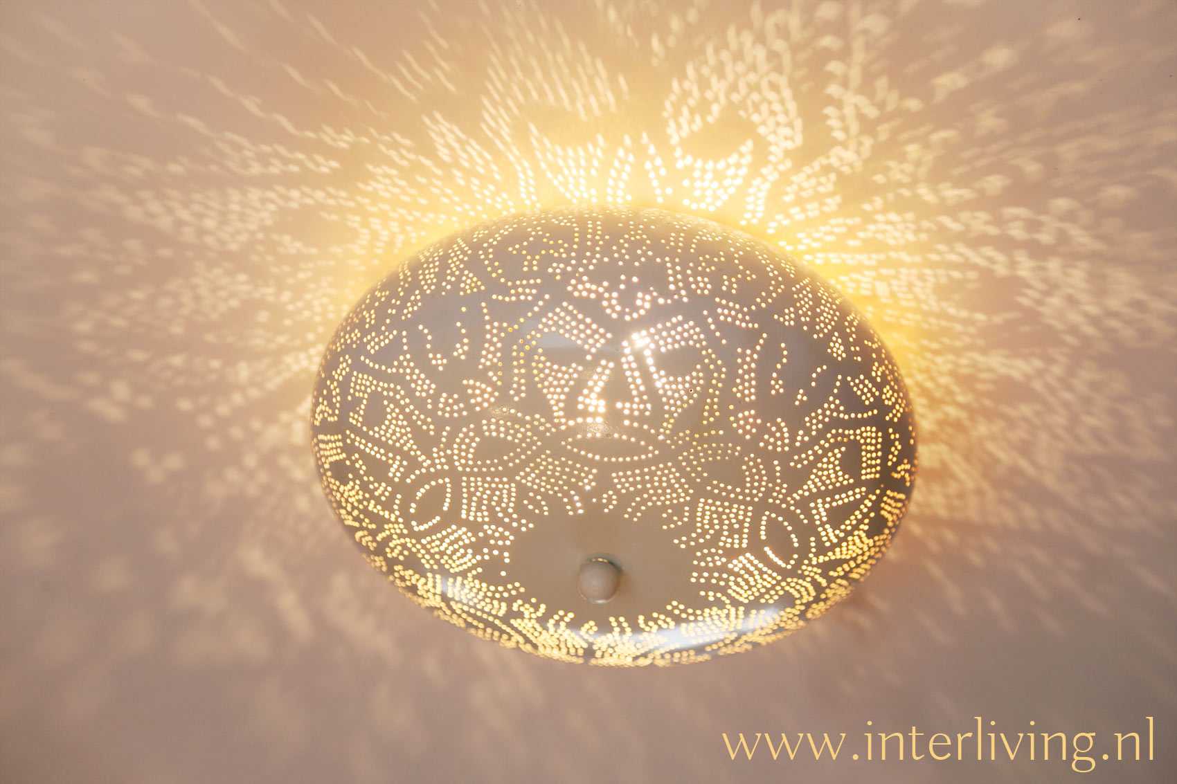 interval Vleien arm Witte filigrain plafondlampen , ronde oriëntaalse gaatjeslamp met goud
