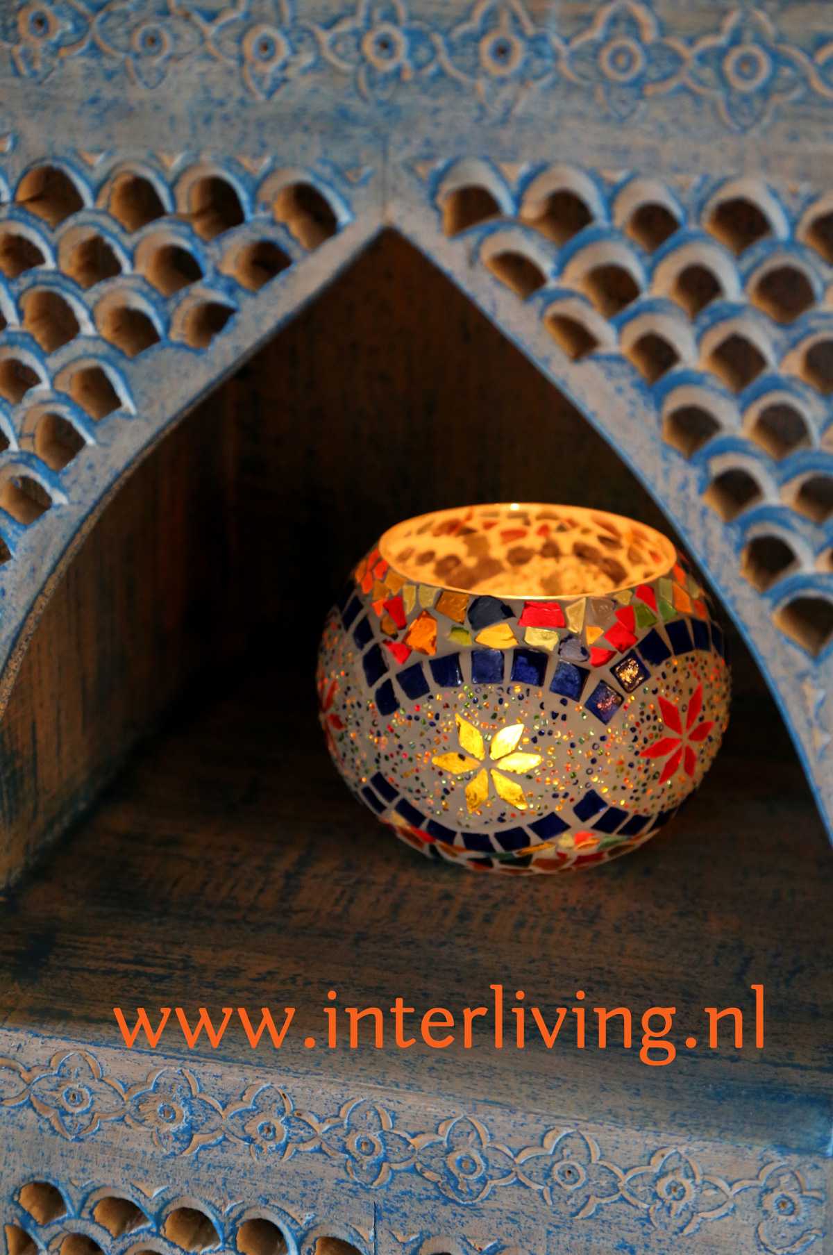 Marokkaanse waxinelichthouder of windlicht met gleurrijke patronen van glas en cement