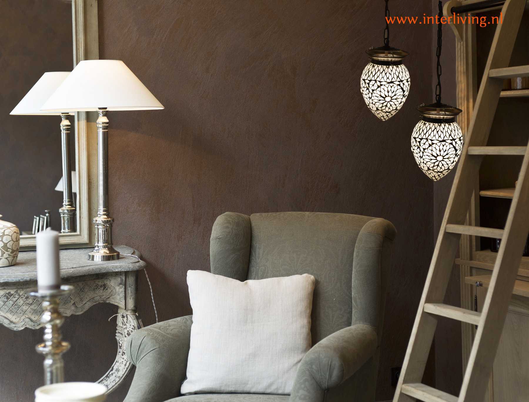 landelijk stoer en sober wonen - sfeervolle hanglamp van glas met cement met vintage metalen ophangketting geschakeld