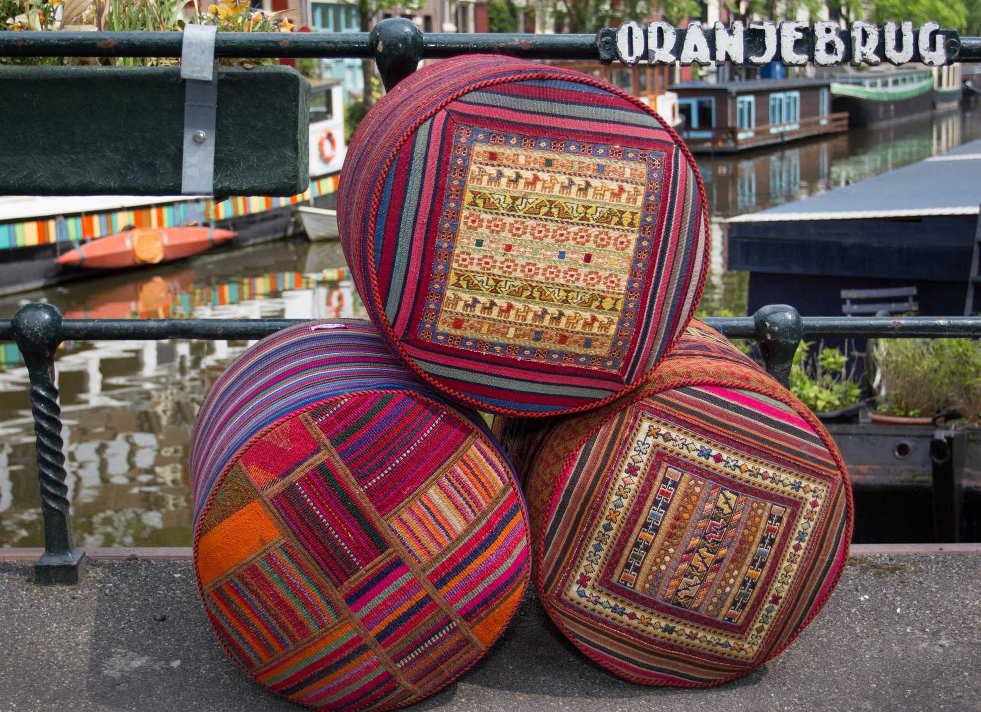 poef - ottoman hocker of oosterse voetenbank van geweven kelim tapijt - handgemaakt uit Iran - de symboliek van kilim kelim tapijt