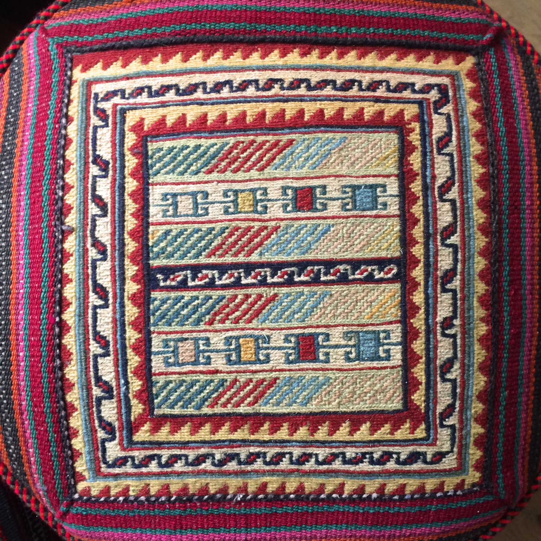 kelim tapijt poef - handgeweven ronde poef van traditioneel patchwork kilim tapijt - handgemaakt uit Iran - bohemian ethnic chic - voor een wereldse woonstijl