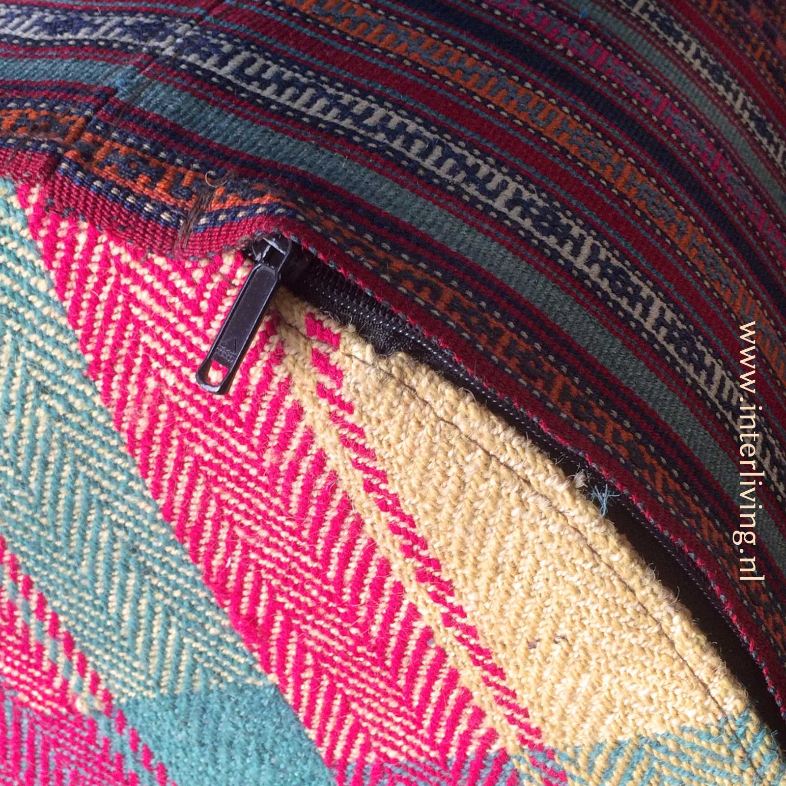 grote ronde poef van geweven kelim tapijt - handgemaakt uit Iran - binnenkijken oosterse woonstijl styling idee