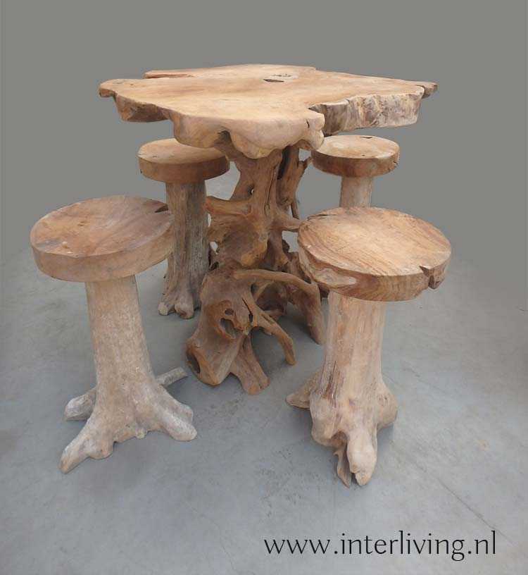 hoge boomwortel tafel met krukken van teakhout – Indonesie