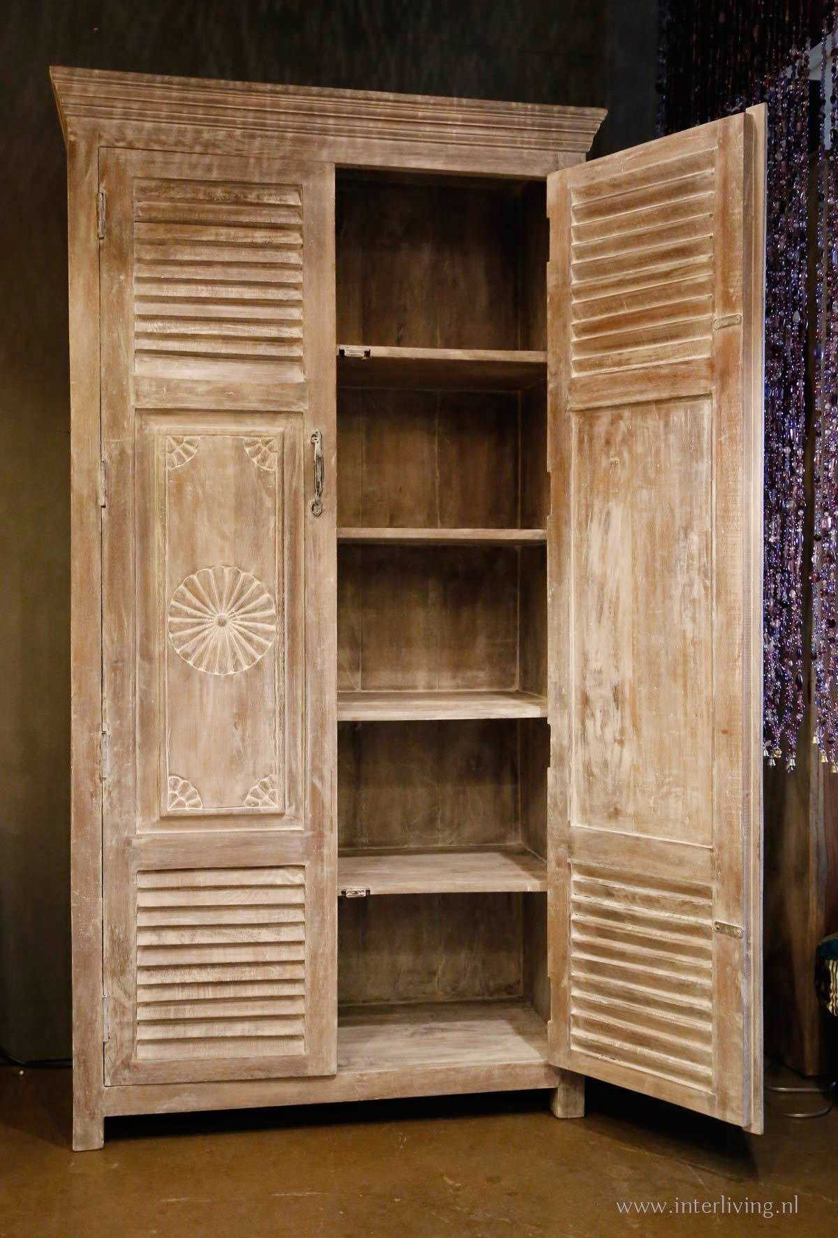 aanbidden Carry Bulk Verweerde houten kast met deur luiken in mediterraanse / Ibiza stijl