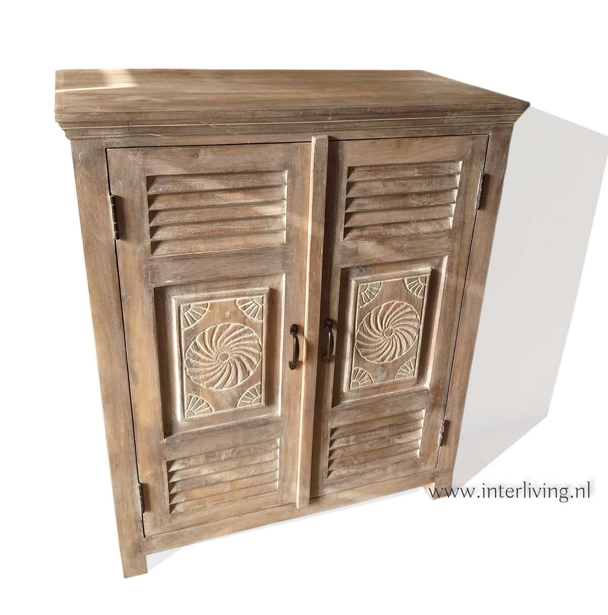 aanbidden Carry Bulk Verweerde houten kast met deur luiken in mediterraanse / Ibiza stijl