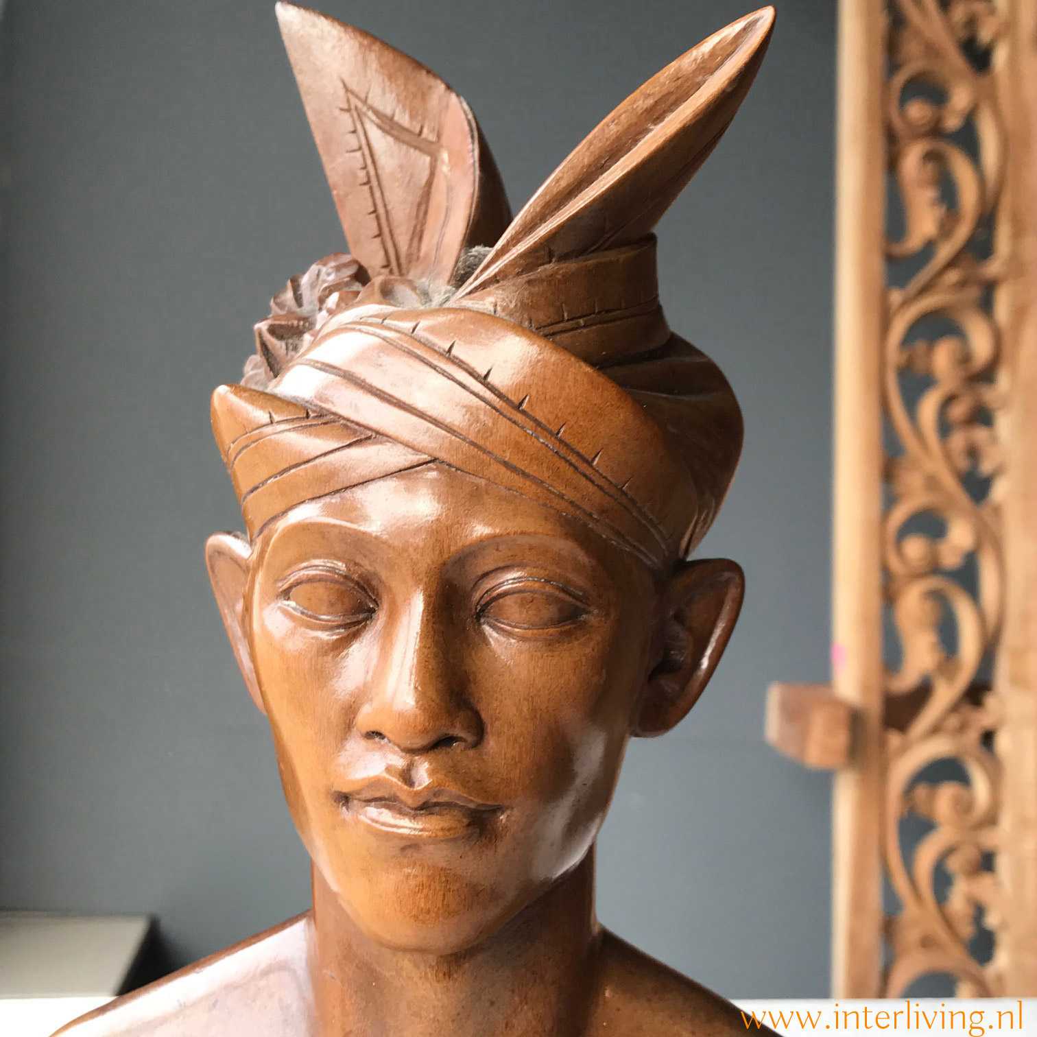stel voor opening rib oude houten beelden / een buste van mannen hoofd uit Bali -Djati hout