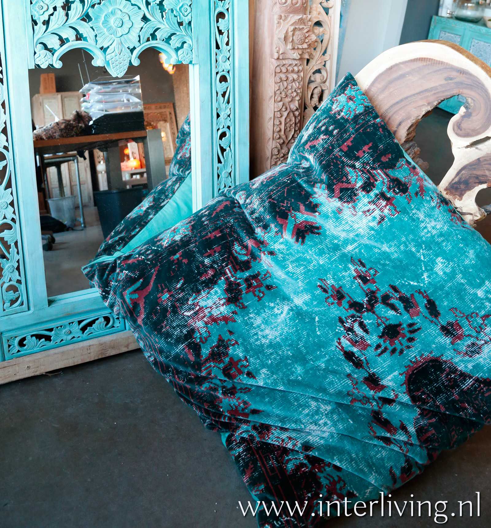 Ibiza aqua blauw vintage kelim kussen - uniek blauw woonaccessoire - lounge velvet fluweel zacht groot zitkussen