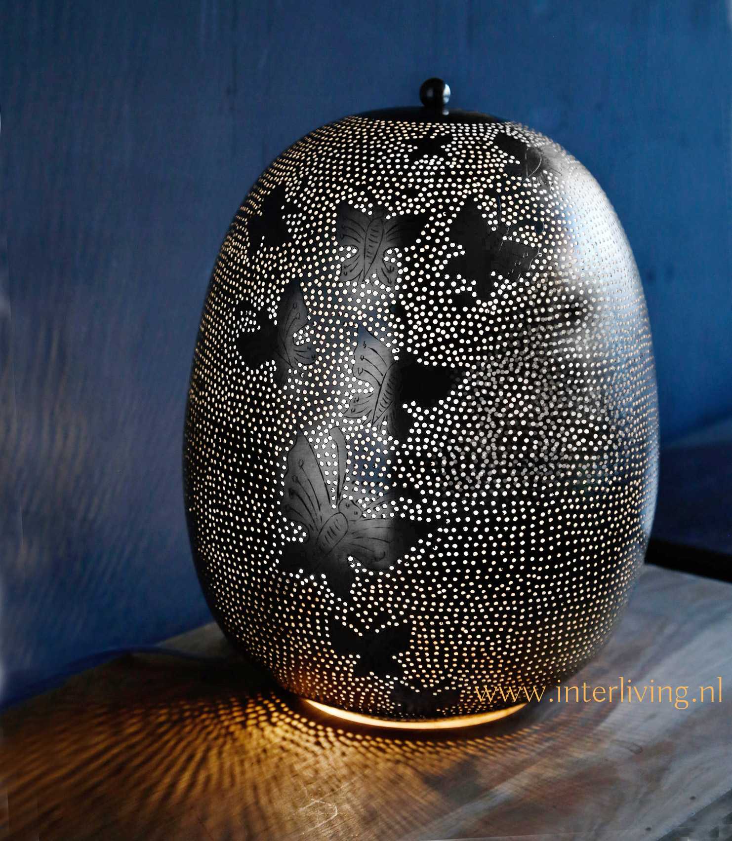 stikstof vorst Margaret Mitchell Oosterse tafellamp zilver metaal met filigrain gaatjes met vlinders