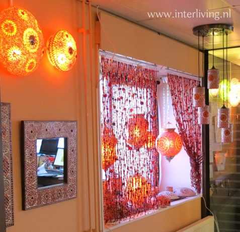 rood oranje glasmozaiek in interieur