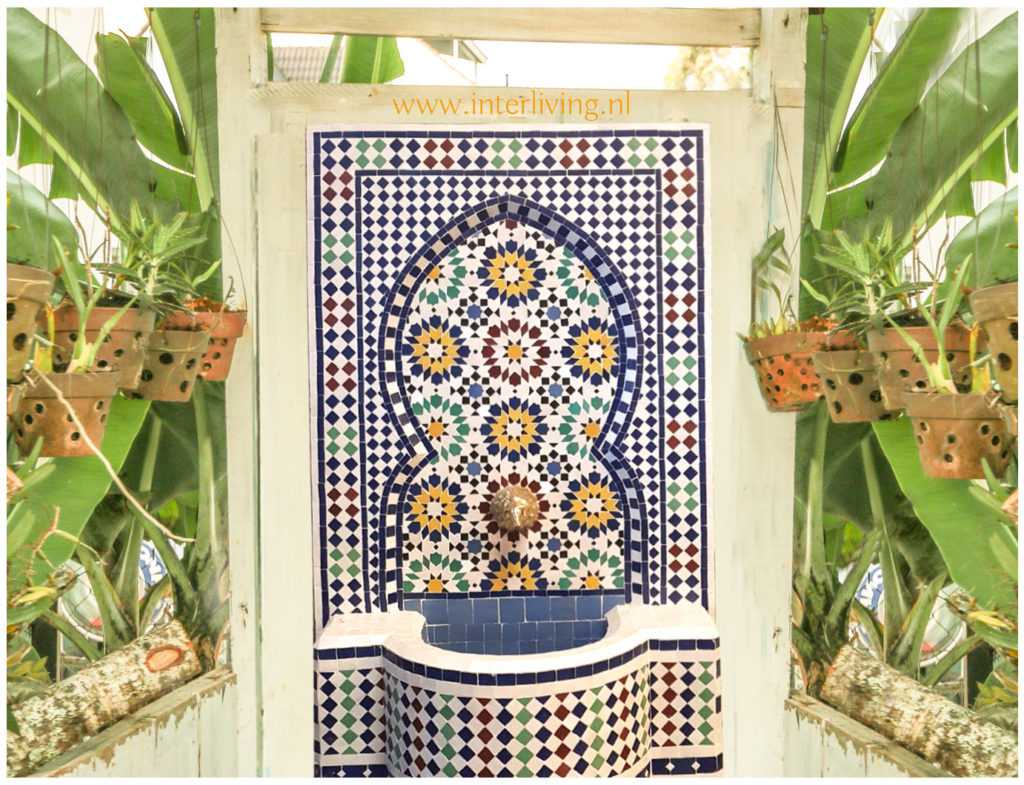 Marokkaanse fontein van kleurrijke mozaiektegels - Zellige Fez