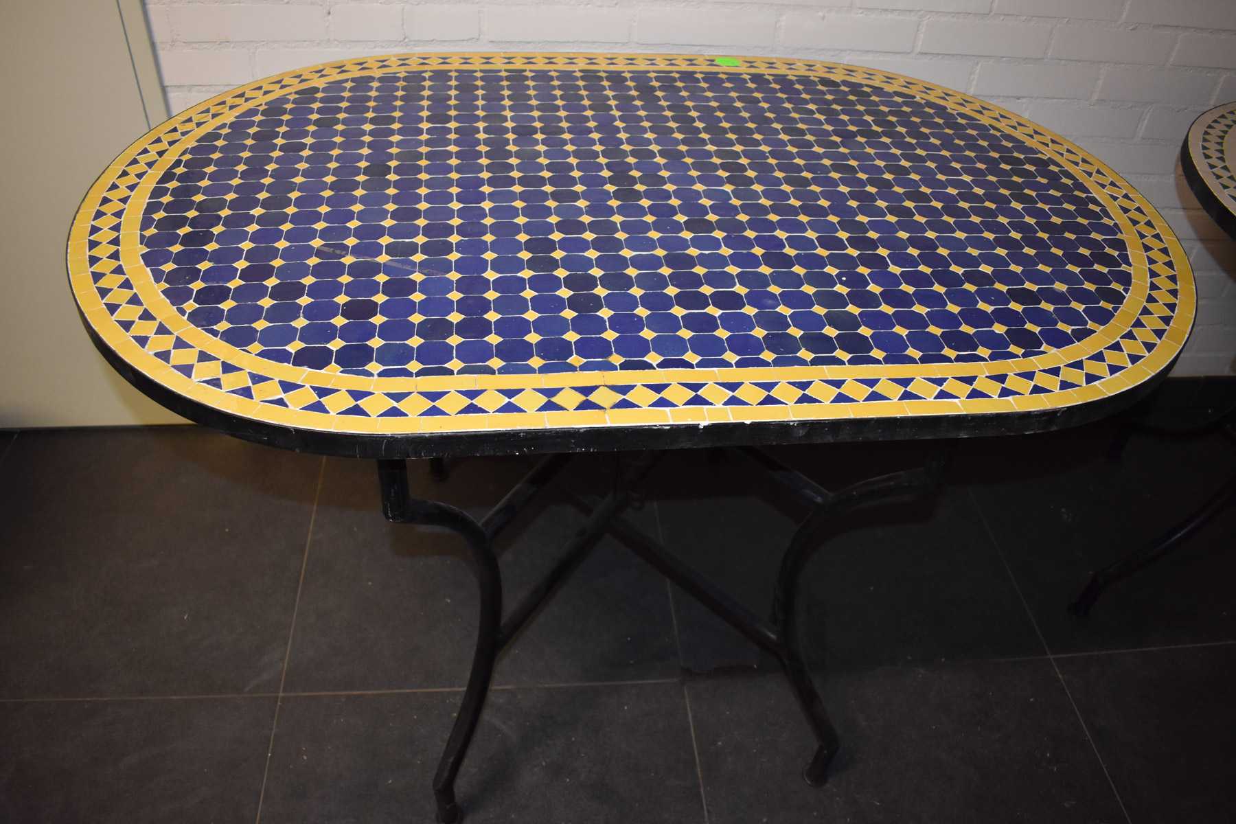 ovale eettafel met Marokkaanse mozaiek van tegels - oosterse eettafel voor buiten en binnen