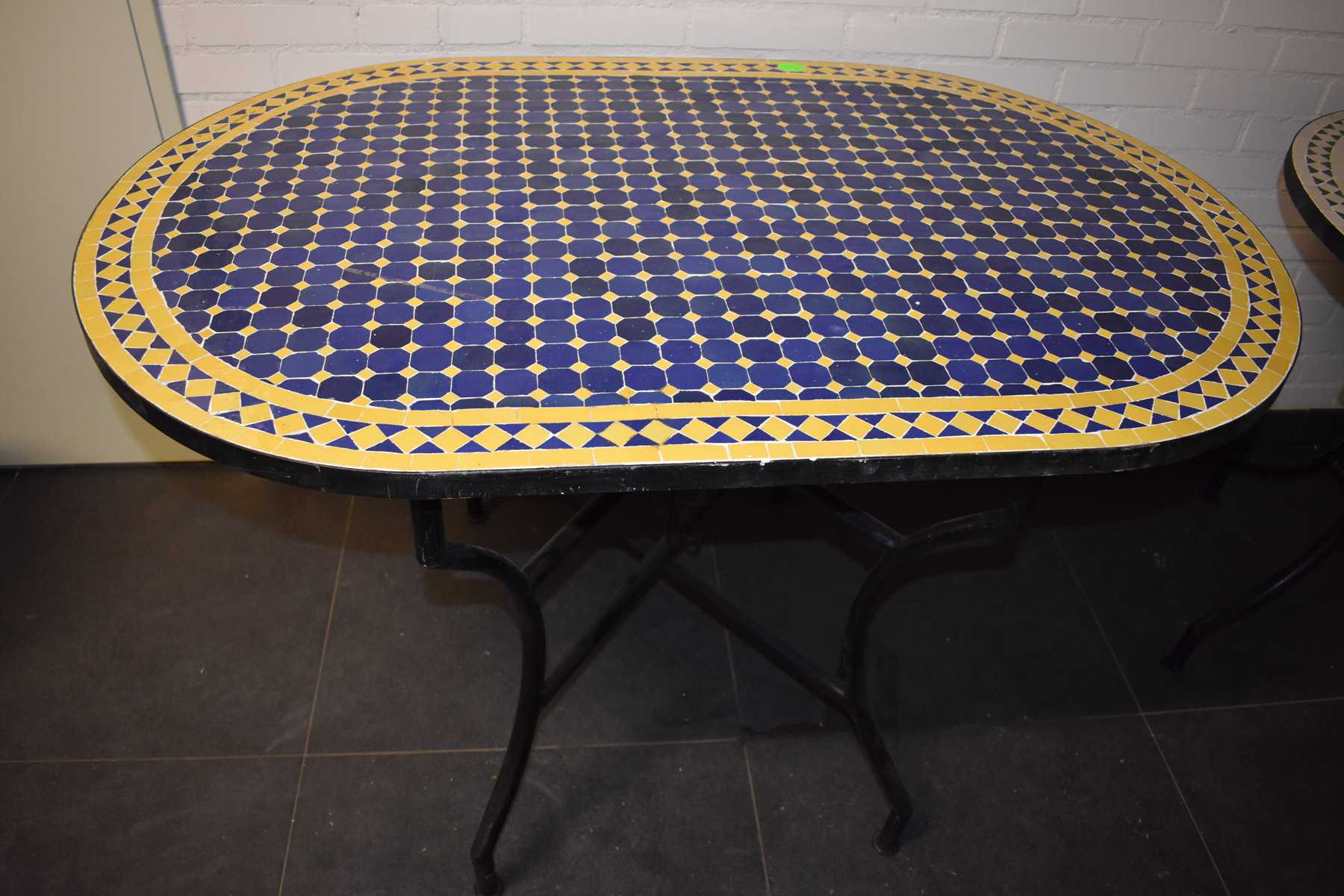 ovale eettafel met Marokkaanse mozaiek van tegels - oosterse eettafel voor buiten en binnen