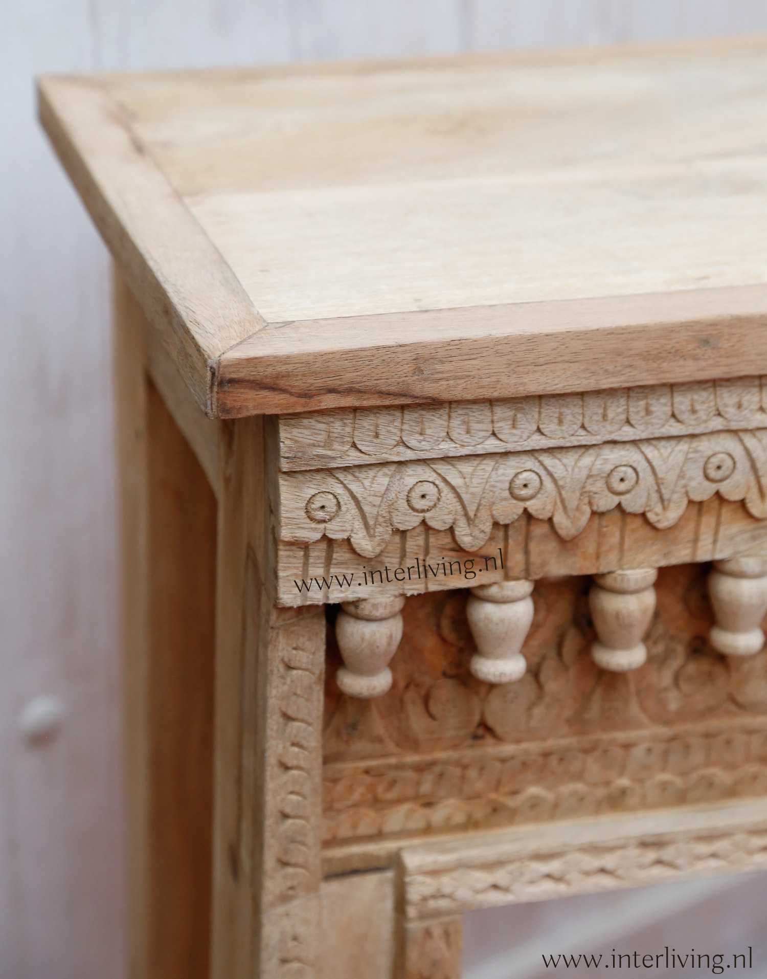 elegant hoog tafeltje - naturel hout - houtsnijwerk uit India - bohemian styling interieur