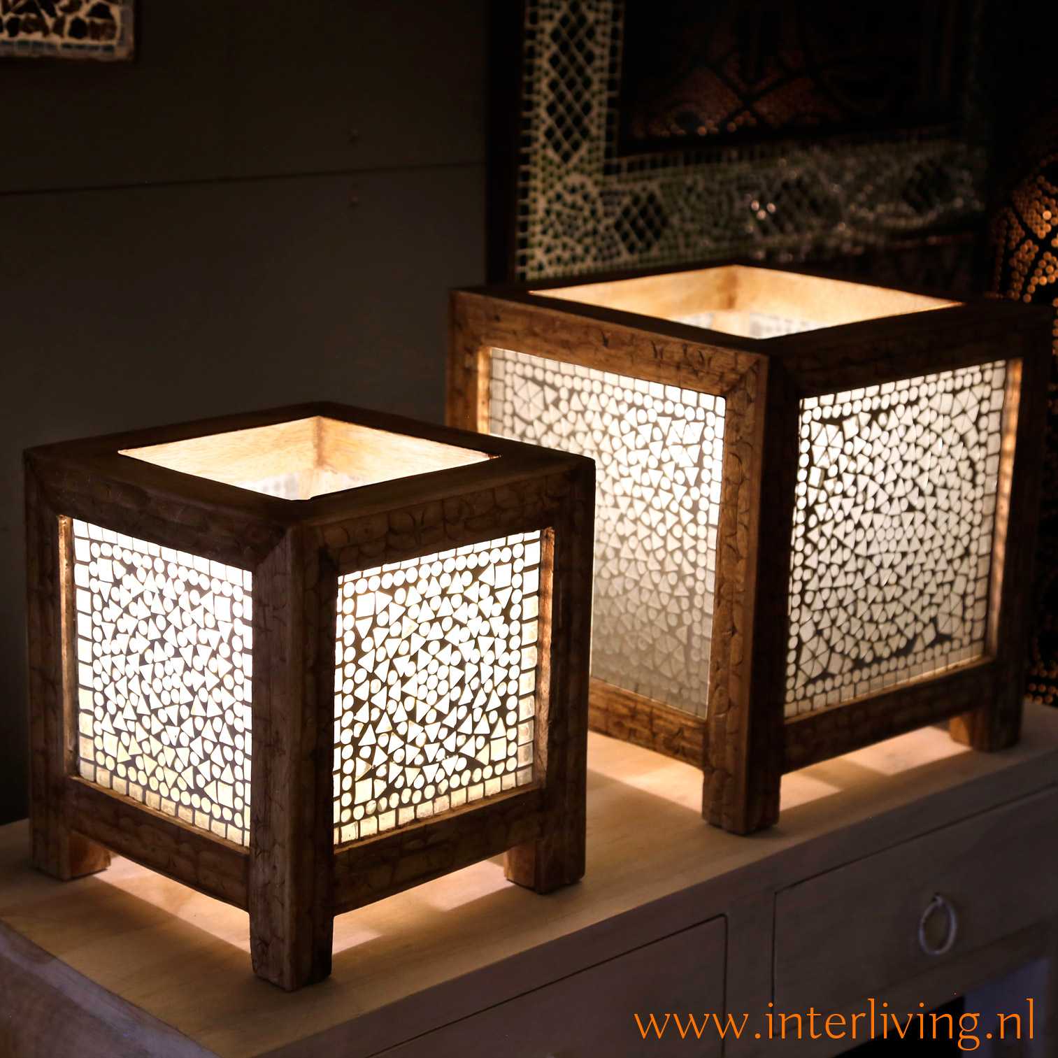 Stoffig Nutteloos Hoe dan ook Tafellamp "La bella Luz" vierkant houten kubus model - frame met  houtsnijwerk & wit of gekleurd mozaïek glas - Interliving shop