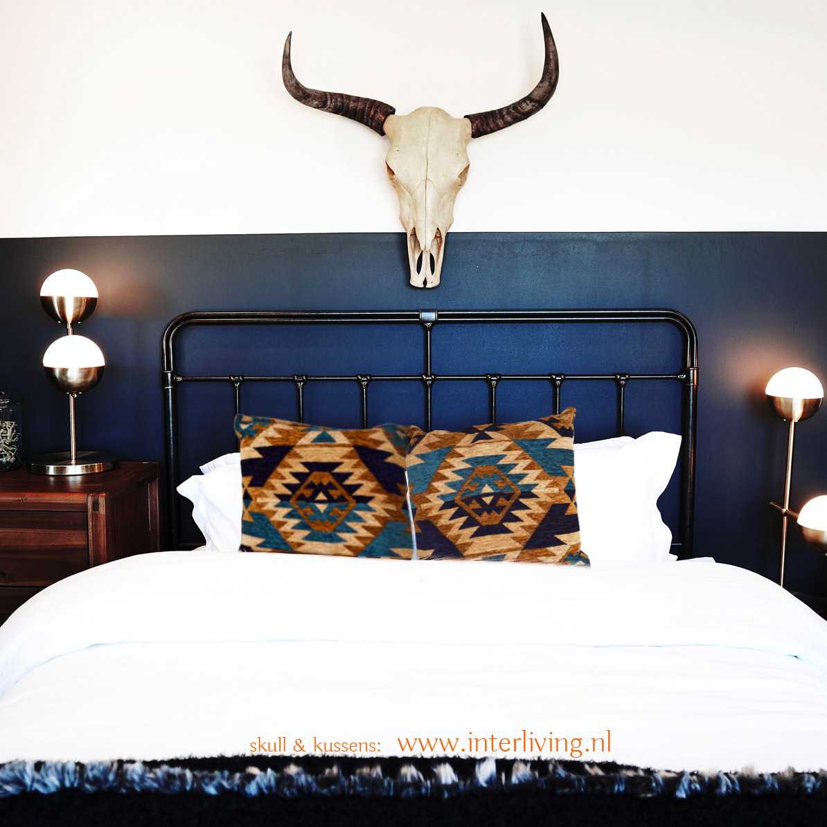Ibiza slaapkamer styling - muurdecoratie stierenkop - interieur styling slaapkamer blauw idee
