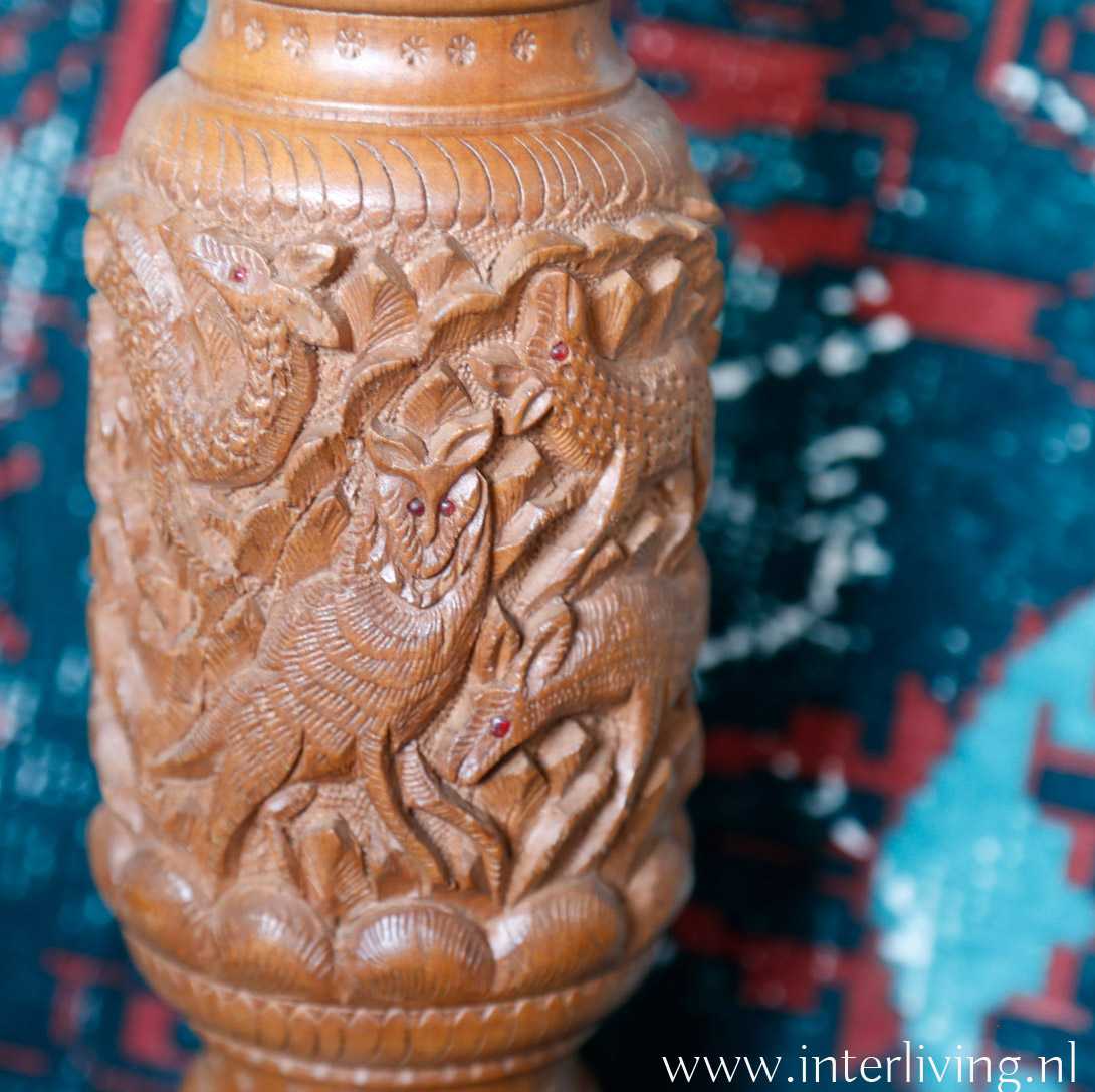 retro tafellamp hout - houtsnijwerk met bloemen en dieren - bruin naturel walnotenhout uit Kashmir India - sfeerverlichting voor je huis